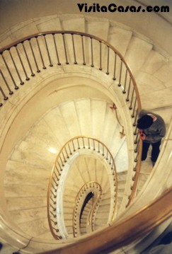 Fotografias en una escalera