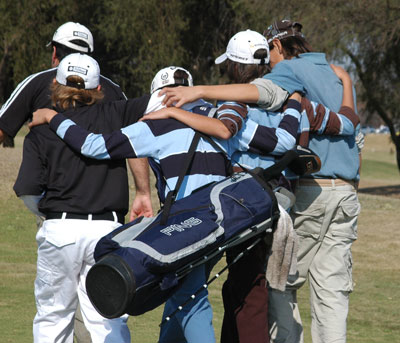 Una habitación infantil con palos de golf