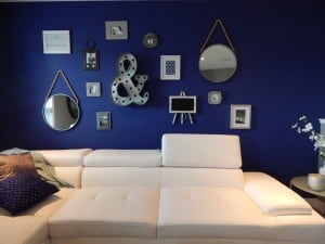 Una pared con accesorios modernos decorativos