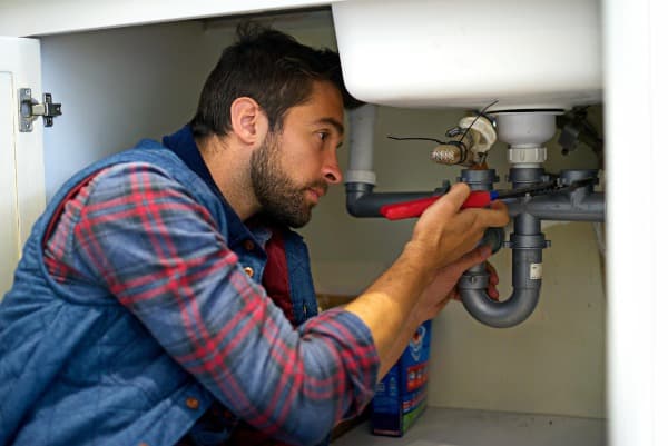 Plomero reparando un hogar