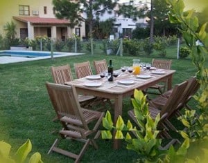 Buenos muebles de cedro para el jardín - VisitaCasas.com