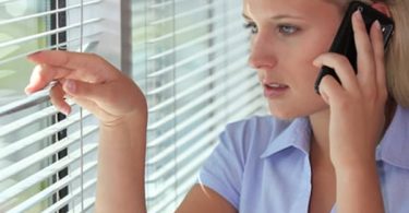 Mujer espiando a través de la ventana