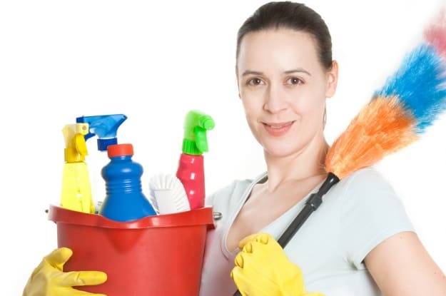 manteniendo la casa limpia
