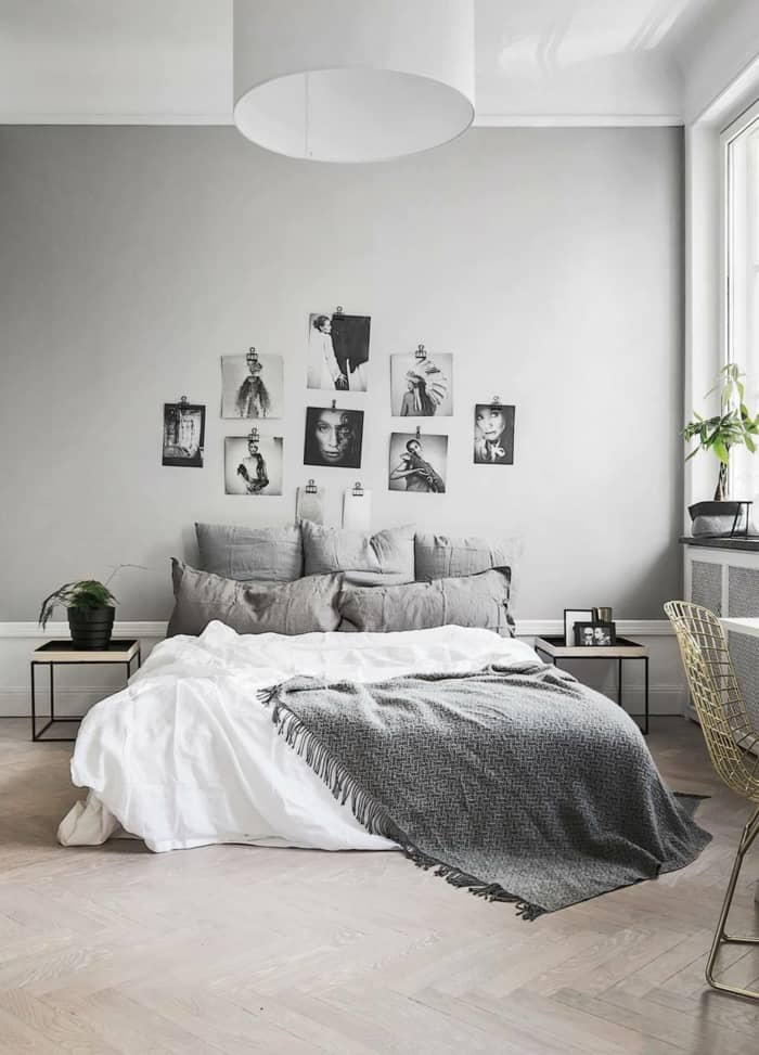 Fotos decorativas en una habitación minimalista
