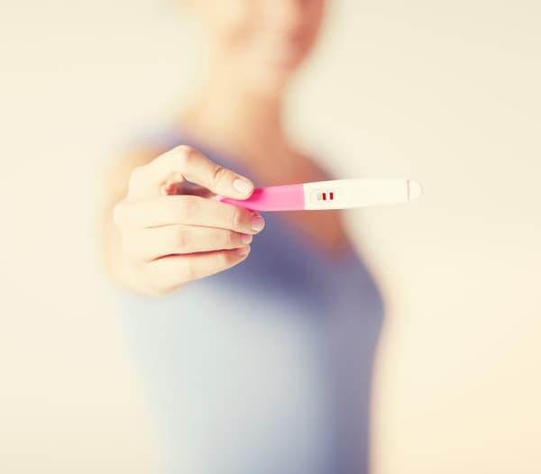 Mujer con un test de embarazo